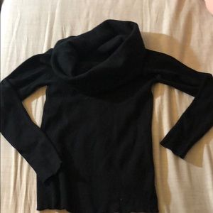 Turtleneck sweater also off-shoulders